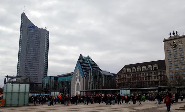 Kundgebung auf dem Augustusplatz vor der Oper, im Hintergrund Universität Leipzig mit Uni-Hochhaus