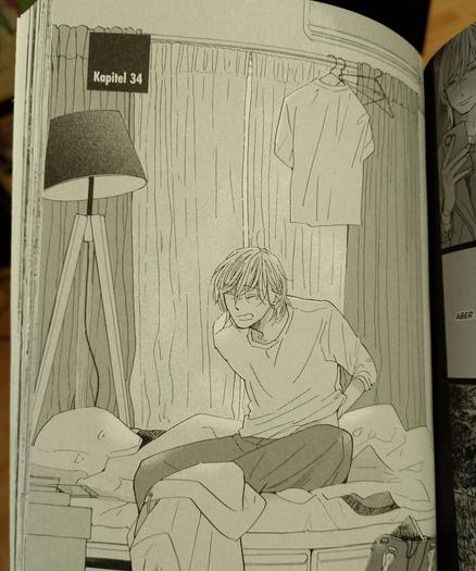 Mangaseite: Mann sitzt verschlafen und mit verzerrtem Gesicht auf dem Bett und hält sich den Rücken.