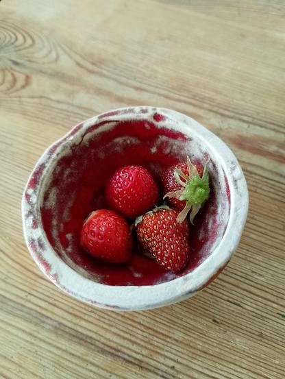 kleine Schale mit 4 kleinen Erdbeeren