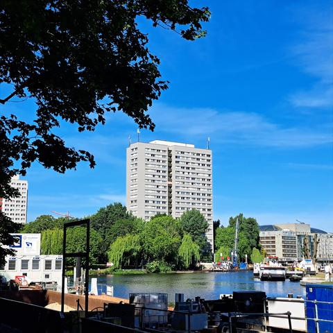 Grüne Fischerinsel in der Sonne - Spree mit Booten im Vordergrund