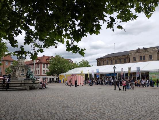 Marktplatz Erlangen mit Ausstellerzelt des Comicsalons vor dem Schloss