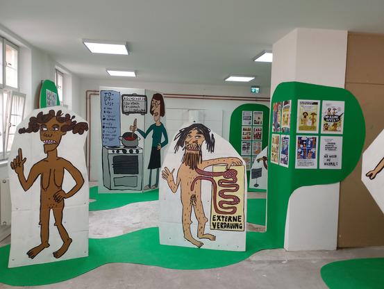 Blick in die Ausstellung Kochende Affen