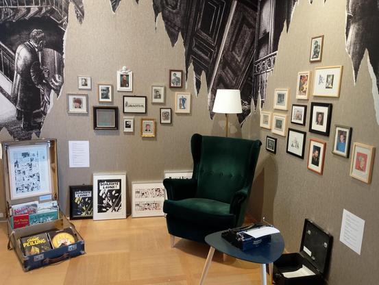 nachgebautes Wohnzimmer mit Kunst, die Inspiration für Isabel Kreitz war
