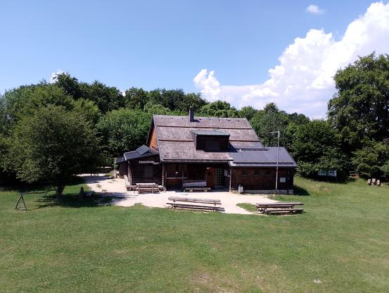 Hütte auf dem Gipfel des Kalten Felds