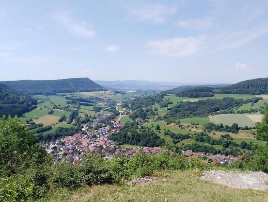 Blick vom Galgenberg auf Nenningen und ins Filstal
