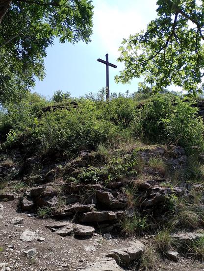 Kreuz auf dem Galgenberg, vom Pfad auf den letzten Metern vorm Aussichtspunkt gesehen