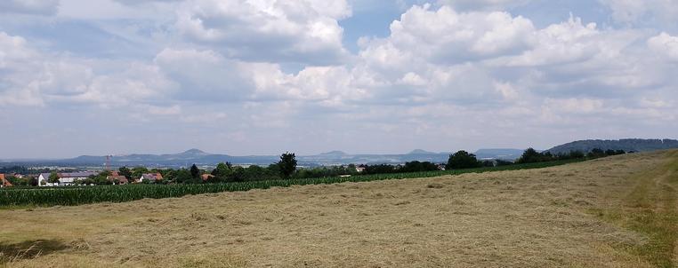 Blick von Dürnau nach Göppingen, dahinter vlnr Hohenstaufen, Hohenrechberg, Stuifen