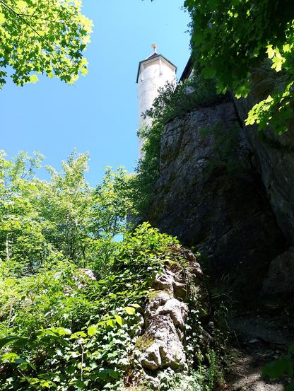Turm der Teckburg vom Weg unter der Burg