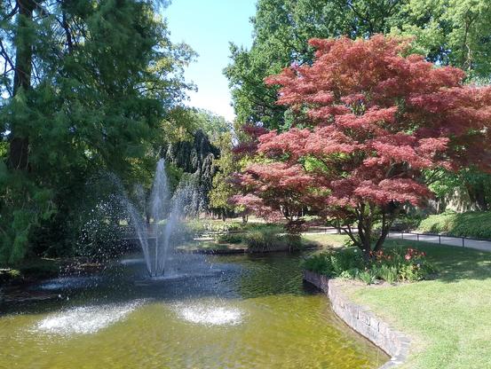 Park mit Springbrunnen an der Stadtmauer 