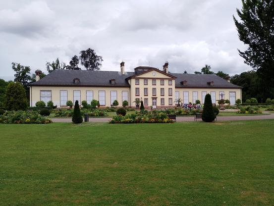 Orangerie mit vielen Störchen