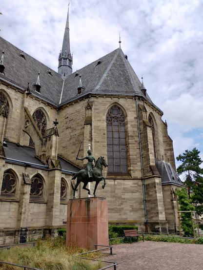 Statue der Jeanne d'Arc vor der Église Saint Maurice