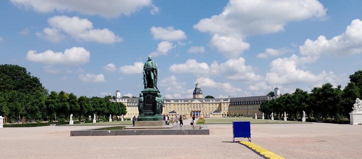 Denkmal Großherzog Karl-Friedrich und dahinter Schloss von Karlsruhe