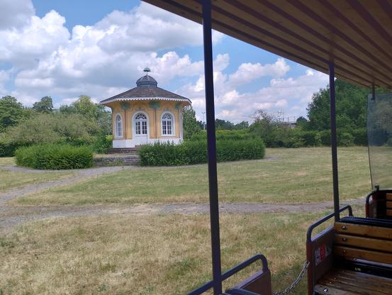 Pavillon im Park aus der Parkeisenbahn heraus