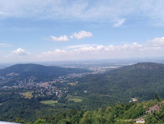 Aussicht vom Turm auf dem Merkurberg auf Bade Baden und den Oberrheingraben dahinter