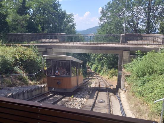 Bergbahn, Fahrzeug kommt entgegen 