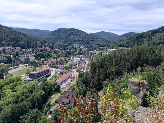 Blick vom Falkenstein auf Bad Herrenalb und den Schwarzwald drumherum