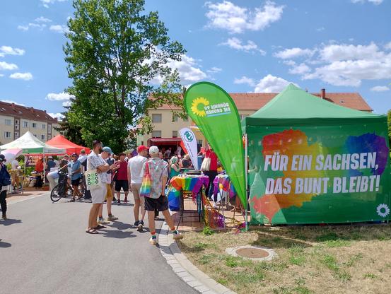 Stände auf dem Parkplatz vor dem Bahnhof