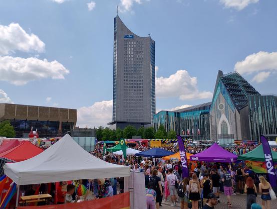 bunte Menschenmenge und Stände auf dem Augustusplatz
