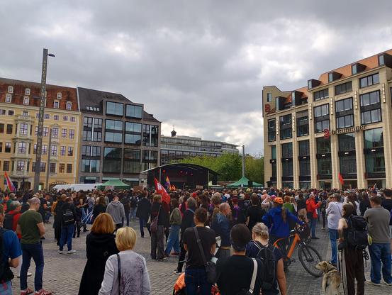 Menschenmenge und Bühne auf dem Markt Leipzig