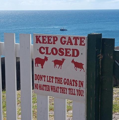 Schild: "Keep Gate Closed - Don't let the Gots in, no matter what they tell you!"