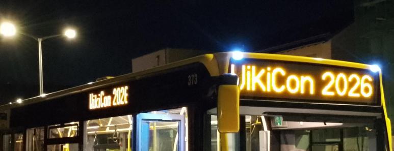 Bus mit Anzeige "WikiCon 2026"