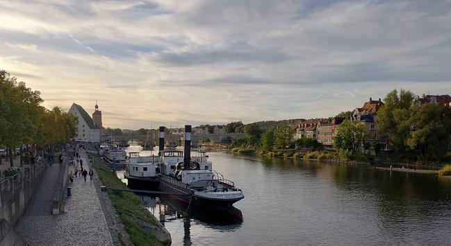 Blick zur Donau und steinernen Brücke 